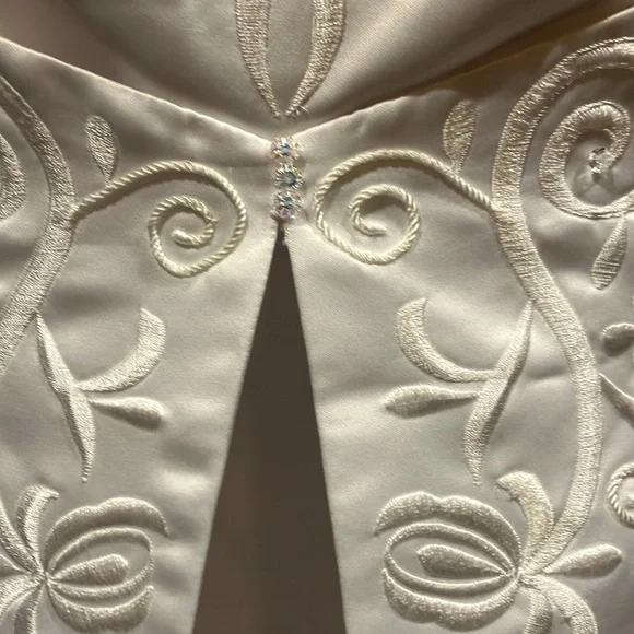 EUC Sz 16W Davids Bridal satin embroidered gown w chapel train 95268